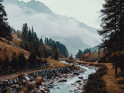YY漫画像校准：先校单位是不是漏写，再把定论改成概率句（像打口径补丁）